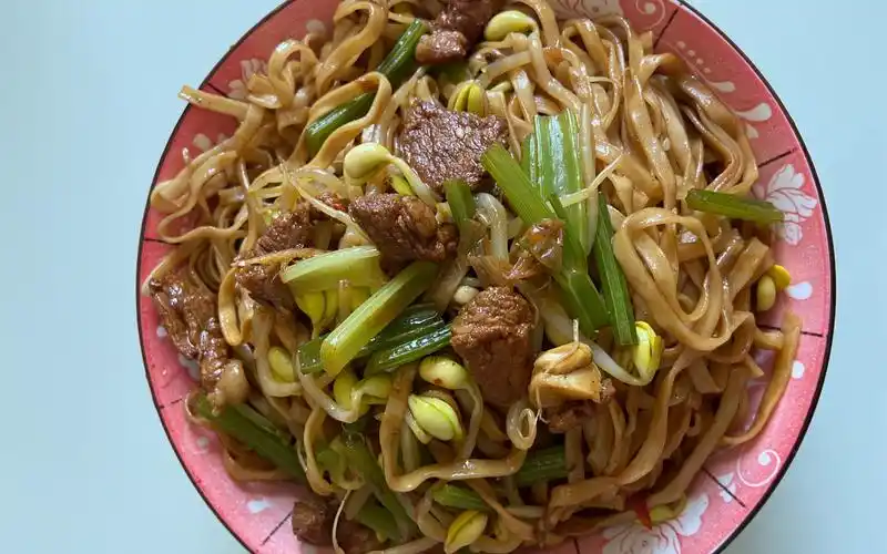 河南家庭美食蒸卤面,配大蒜一口气吃两碗.