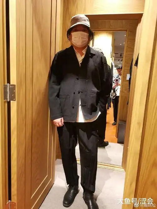 高晓松发近照与年轻照对比直言自己想死网友安慰没事腿细