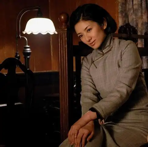 黄奕四十年跨度造型曝光 试老装不敢看镜子(图)