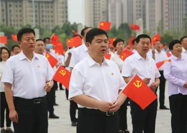 200名新党员代表和来自全县各部门,各条战线上的老党员,身着正装,佩戴