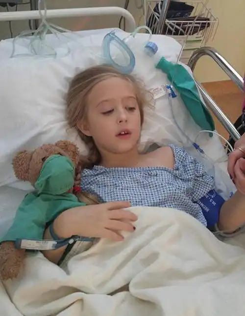 小女孩成年龄最小的乳腺癌患者8岁就切除了右侧胸部