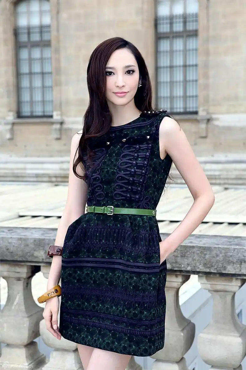 吴佩慈蓬蓬裙秀美腿低调华丽展少女风情