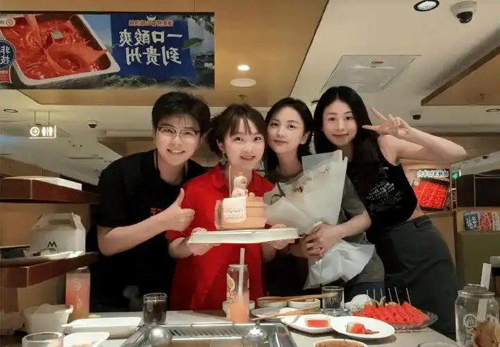 25岁林妙可晒生日照,穿红裙丰腴妩媚,脸部圆润,撞脸沈腾老婆