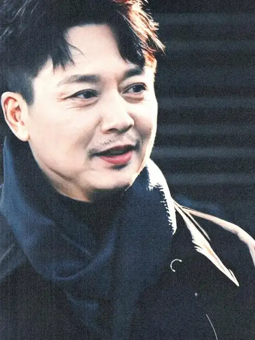 刘奕君∣这真的不是你的梦中情叔吗