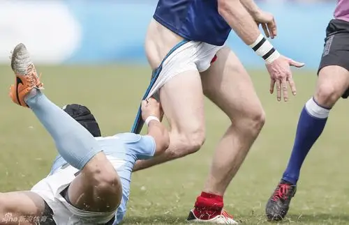 囧!青奥会橄榄球队员裤子被扯掉 法国夺冠