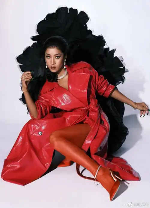 吉克隽逸脖子上戴了朵花##吉克隽逸红色皮衣