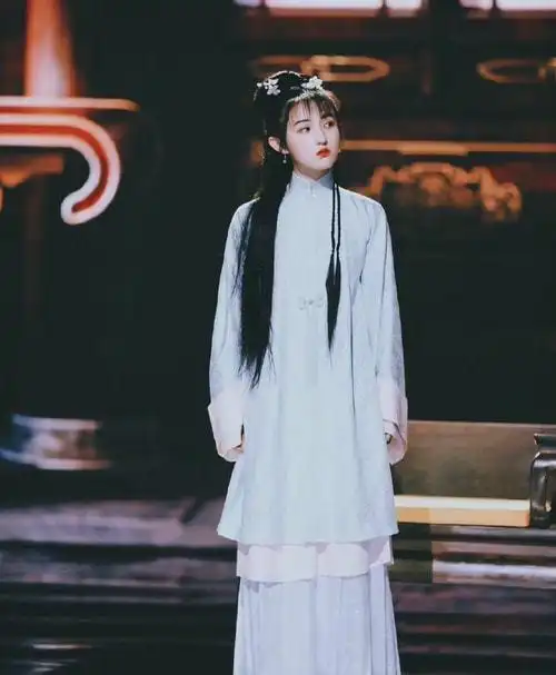 曝张子枫古装造型梳麻花辫仿若邻家小妹却被网友吐槽像丫鬟