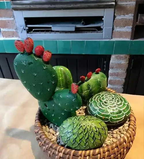 几块鹅卵石,简单画几笔再拼一拼,做出的仙人掌摆件,网友都想学