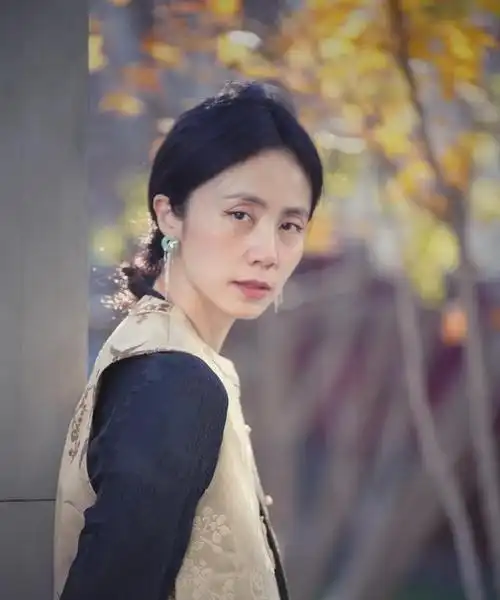 黄磊老婆不施粉黛拒医美,47岁安然老去,完美诠释中年女性真面貌