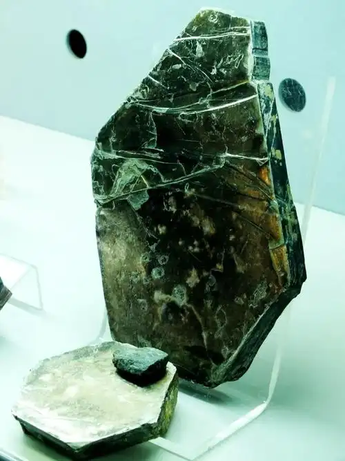 金云母外观呈黄褐色,有金色的反光