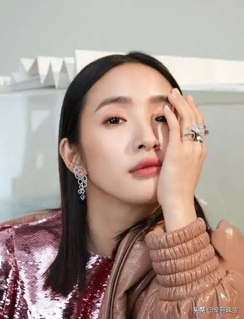 活泼少女林依晨,颜值高,首饰服装搭配也好看,造型多变真可爱|耳环|饰