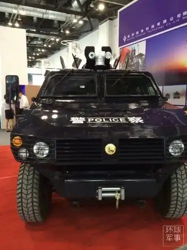 国产警用越野车如同移动堡垒(组图)