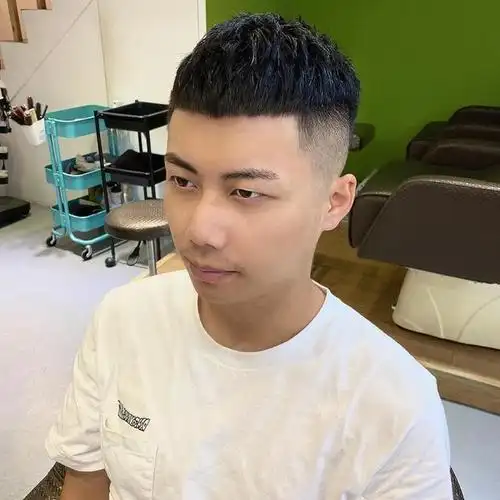 男生剪两边铲短发干净帅气下次去理发照着剪就可以了