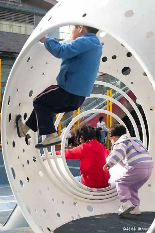 户外玩耍的孩子们