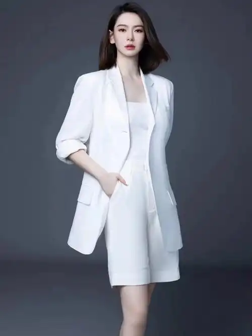 edition品牌大使戚薇 身穿edition夏季月光白立裁西装搭配弹力毛织