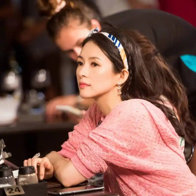 章子怡终于高调一袭烟火斗篷裙携手阿米尔汗走红毯美成女王