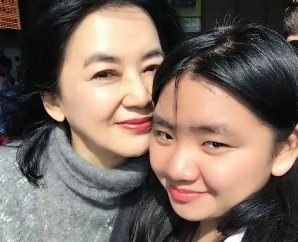 香港名媛谢玲玲晒与64岁胡慧中合照,胡慧中眉眼和林青霞好相似啊|童星