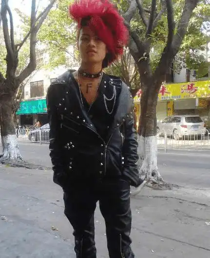 他是"杀马特"的创始人,11岁时走红网络引领潮流,如今怎么样了?