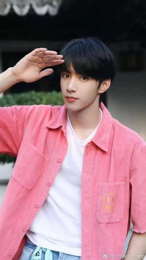 刘耀文初秋户外四连拍##刘耀文粉色衬衣随拍