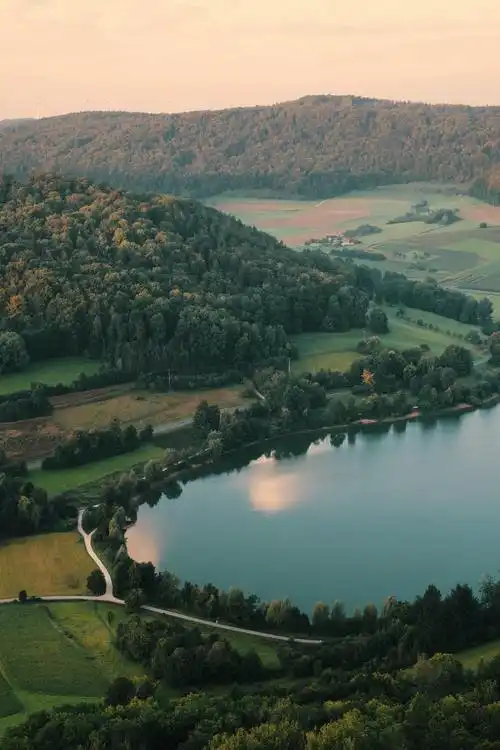 夕阳下的山间风景唯美图片素材时间:12-08草地蜘蛛网高清风景图片时间