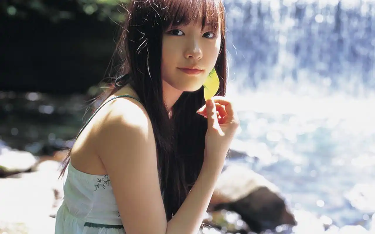 日本治愈系美女新垣结衣夏季清新美图壁纸