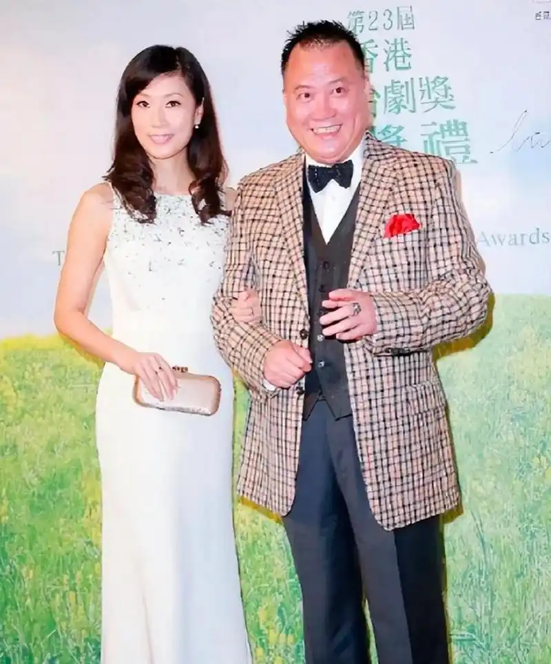 万梓良和老婆合体,妻子青春靓丽不输女星,她头发稀疏老成爷爷辈[狗头]