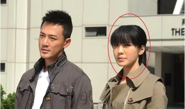 2014年,官恩娜身受一种怪病的困扰—贝尔式麻痹症.