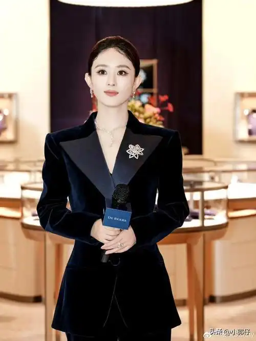 赵丽颖最新活动美照来袭,黑色西装套装穿搭,又美又飒!