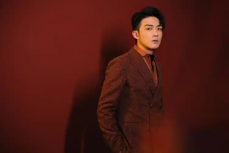 李泽锋红色西装帅气写真图片