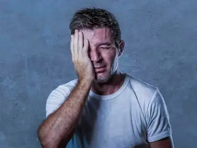 脸上的悲伤和忧郁的男人的肖像绝望的感觉沮丧和无助的忧郁和悲伤面部