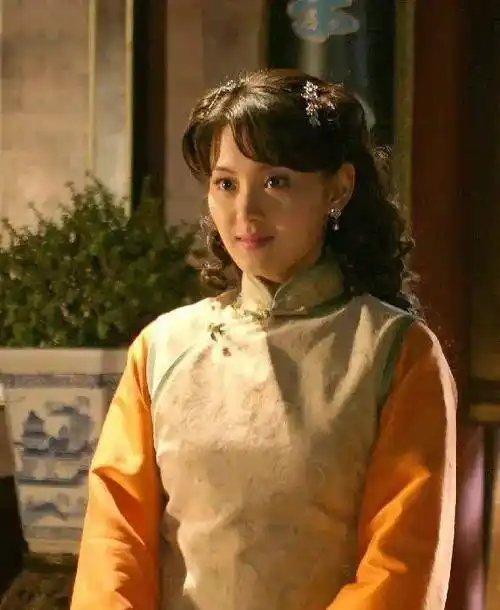 小刘佳最妙的是有一种不自知的清丽感,不过分用力甜美,反而更加脱俗.