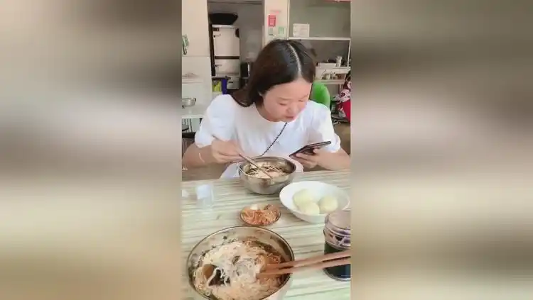 跟女朋友一起吃饭,只顾着看手机,这饭吃的有点费牙签!