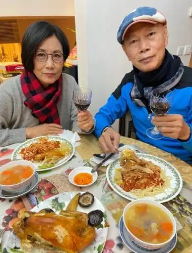 73岁汪明荃与老公圣诞吃大餐,满面皱纹精神好,无儿女养狗陪伴