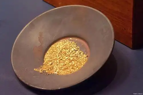 金,这里结合甲木参天,脱胎要火,甲木自坐午火;其象自然是百炼成金的象