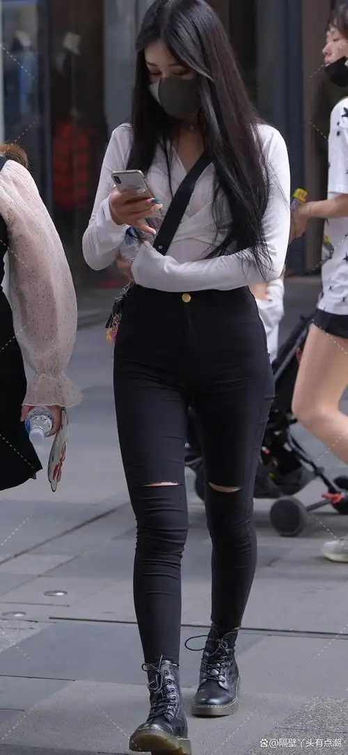 如何穿出曲线美,黑色牛仔裤搭配,青春靓丽风尚!