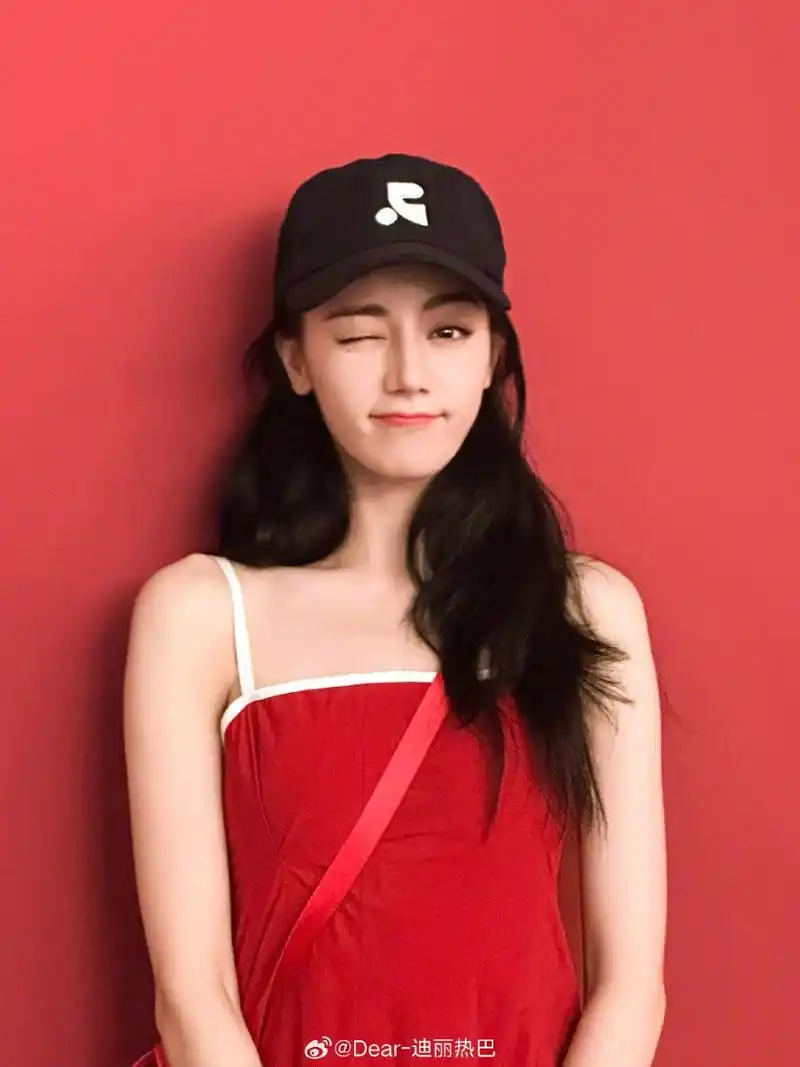 迪丽热巴今日营业图,红衣美人