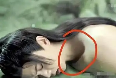 任嘉伦假腹肌事件引发了网友们对其他男明星是否穿假腹肌的猜想.