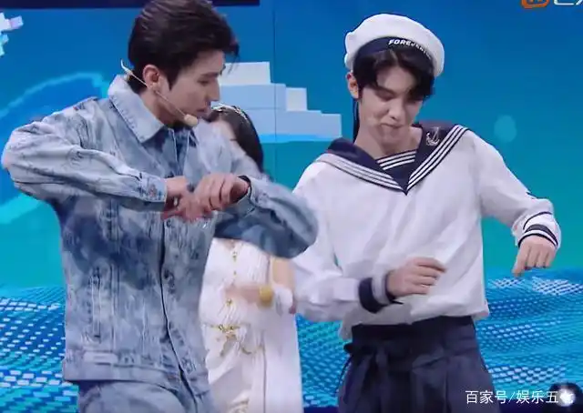 蔡徐坤黄明昊同框跳《情人》,网友:气质这东西真装不出来!