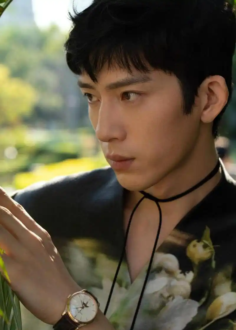 井柏然33岁生日海报,看得出状态充满少年感,出道至今始仍然不忘初心