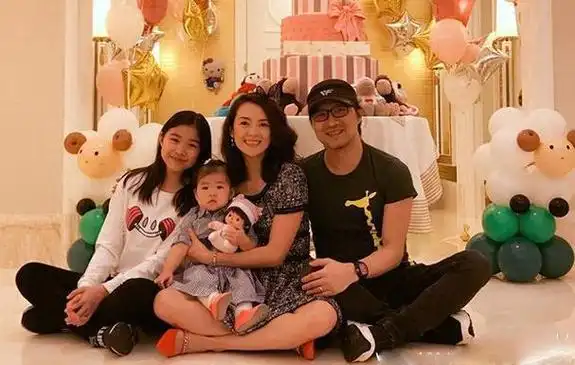 汪峰52岁秃顶曝光网友围观评论大加热离婚是否与头发有关