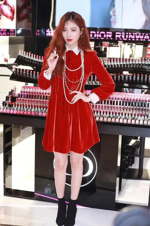泫雅红色洋装现身站台 性感妩媚引全场惊叹