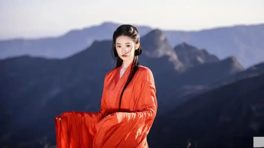 张艺凡红衣古风造型写真,清冷飘逸,灵动仙气__财经头条