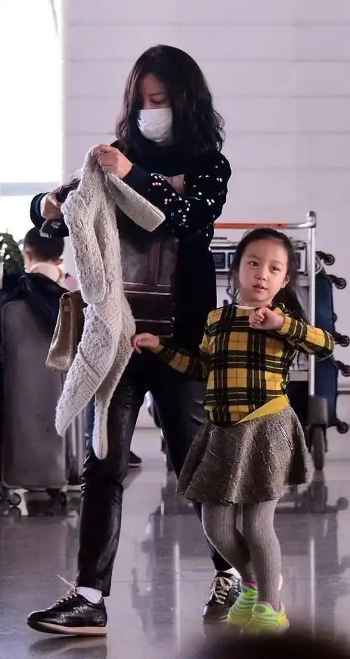 赵薇素颜和普通人没啥两样发型凌乱很真实但女儿的颜值真挺高