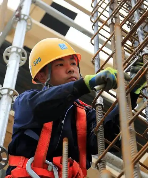 工人(农民工)百名摄影师会心瞬间"活动走进中建安装集团西安市三污