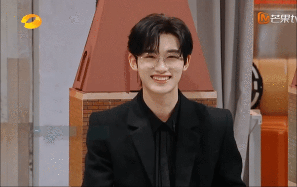 蔡文静最喜欢戴眼镜的丁程鑫##丁程鑫黑西装戳中蔡文静