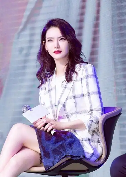 戚薇新发型泡面头少女感十足