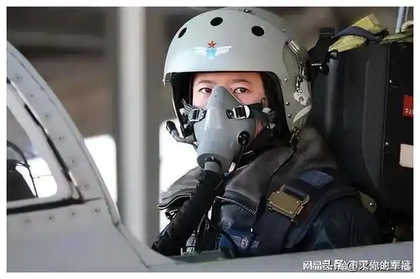 她是中国空军航空兵的一名"飞豹"战斗轰炸机女飞行员,曾多次参加对地