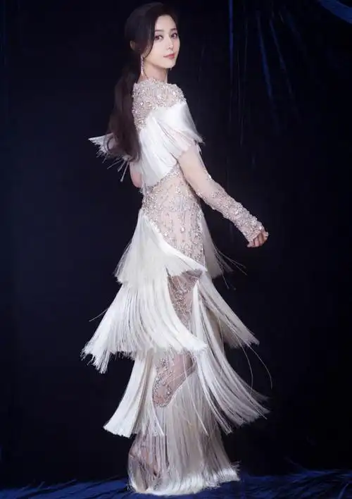 范冰冰透视流苏裙惊艳芭莎慈善夜 暗藏小心机性感遮不住