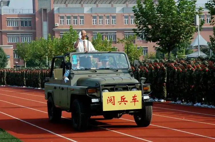 由于刚过去不久的反法西斯大阅兵,阅兵类话题很容易火起来,于是周虎振