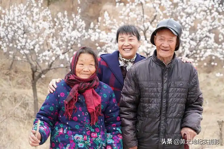 山西农村58岁大姐陪父母看大戏,肩扛长凳边走边歇有故事